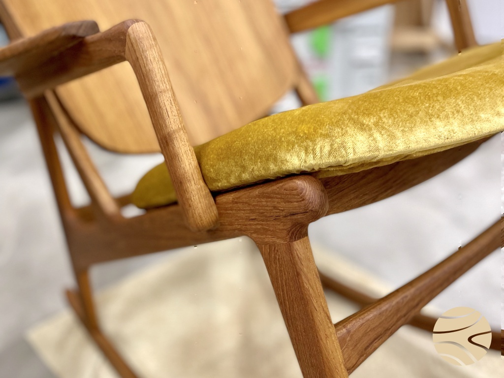 schommelstoel met voetenbank in teak - detail