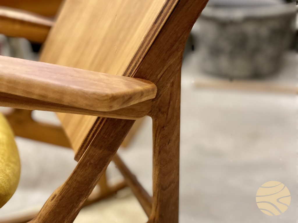 schommelstoel met voetenbank in teak - detail