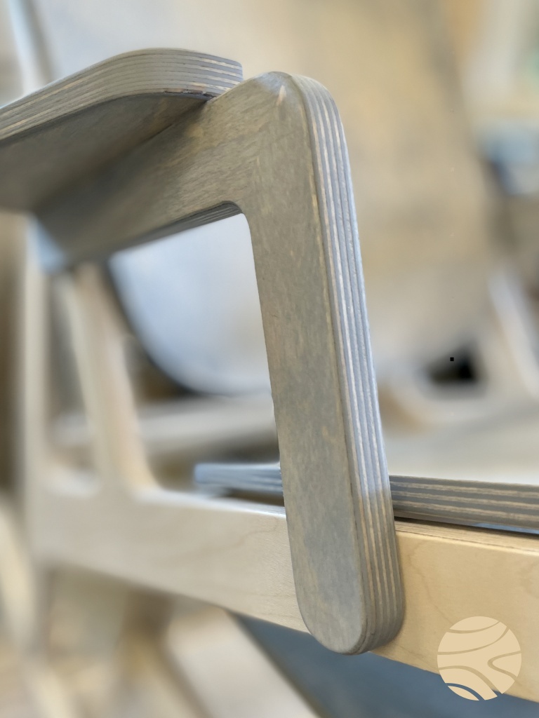 schommelstoel met voetenbank in berken multiplex - detail