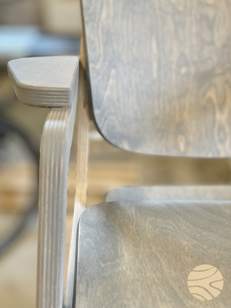 schommelstoel met voetenbank in berken multiplex - detail