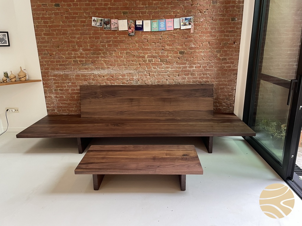 loungebank en koffietafel in notelaar