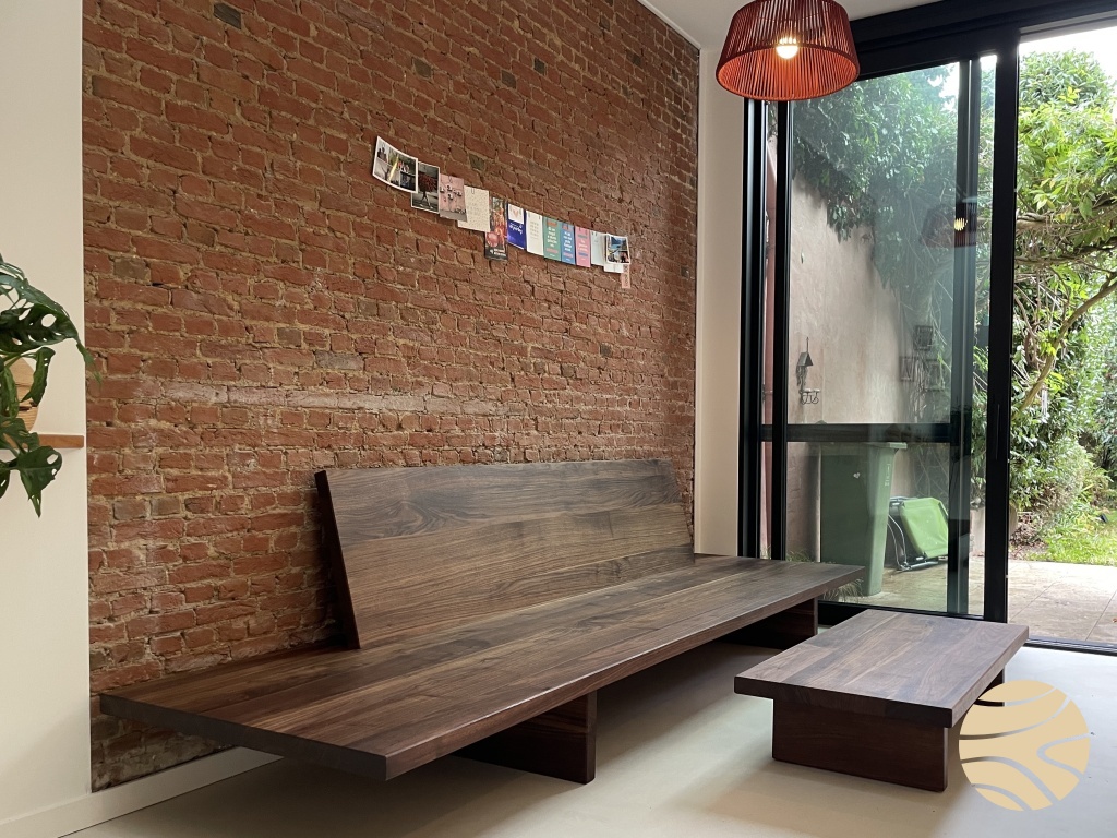 loungebank en koffietafel in notelaar