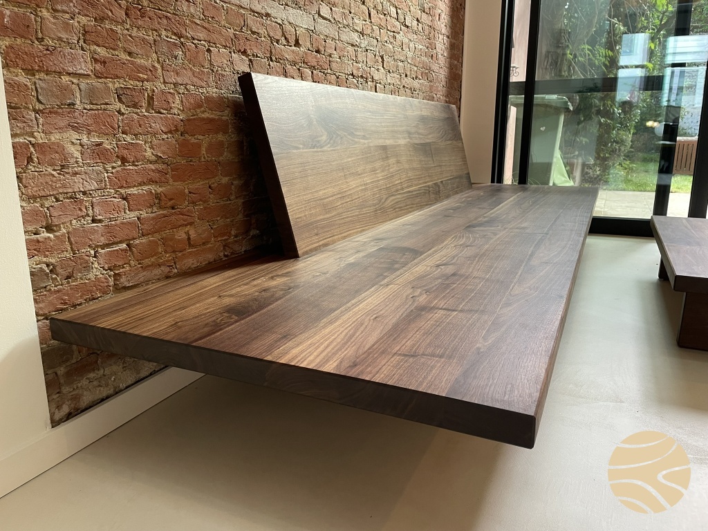 loungebank en koffietafel in notelaar