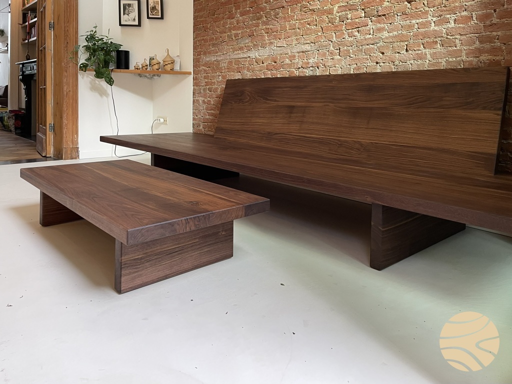 loungebank en koffietafel in notelaar